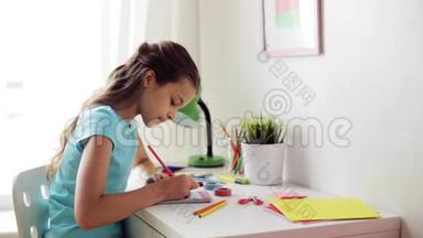 快乐的女孩在家画画